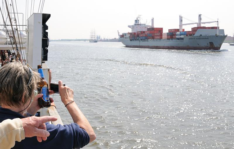 3900_2949 Einlaufparade beim Hamburger Hafengeburtstag - auf der Elbe fährt ein Containerschiff stro | Hafengeburtstag Hamburg - groesstes Hafenfest der Welt